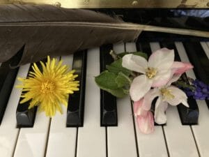 Klavier mit Blüten