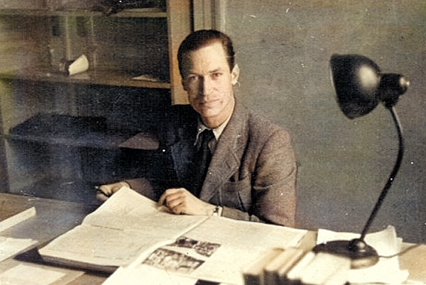 Redakteur Bernhard Schulz mit der OR-Erstausgabe vom 1. März 1946