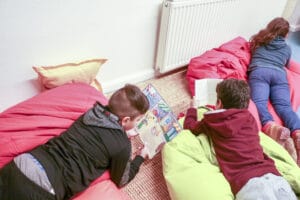 Lesende Kinder