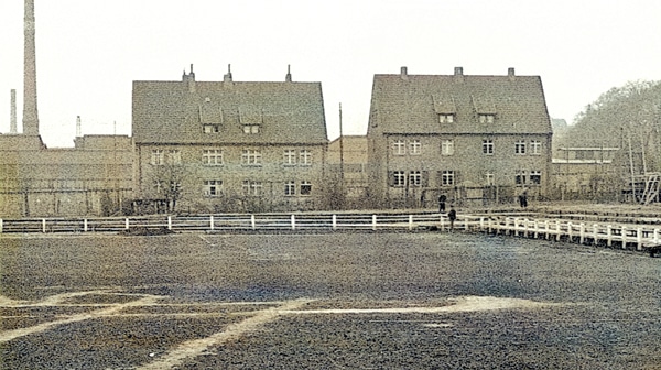 Blick auf das Gartlager Stadion. Im Hintergrund: zwei nicht mehr existierende Wohnhäuser sowie das Werksgelände des damaligen Osnabrücker Kupfer- und Drahtwerks (OKD), heute KME. Rechts oben klein zu erkennen: der Wanderweg „Lange Wand“