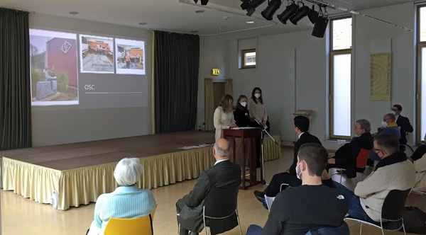 Schülerinnen erläutern ihr OSC-Projekt - Foto: Osnabrücker Rundschau