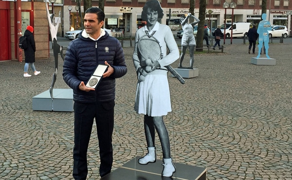 Makkabi-Präsident Alon Meyer an der Silhouette von Lea Levy. In seiner Hand: die am gleichen Tag erhaltene Buber-Rosenzweig-Medaille - Foto: Osnabrücker Rundschau 