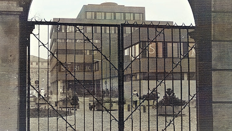 Streik im Wintersemester 1975/76. Das Foto zeigt das „EW-Gebäude“ hinter dem Schloss. Foto: Privatarchiv