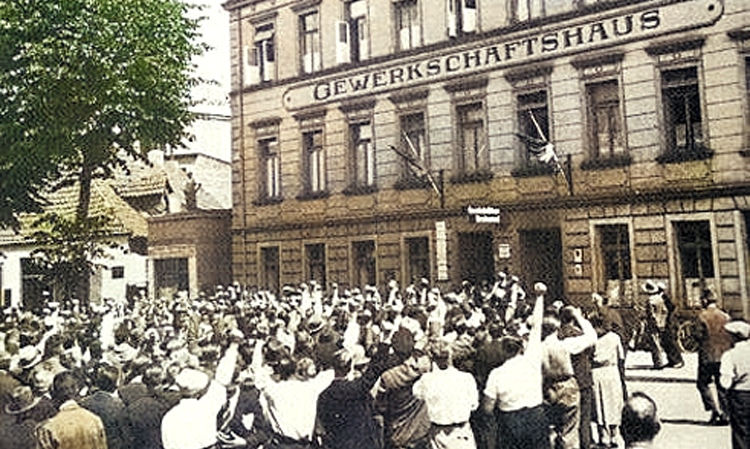 Abbildung 3: SPD-Kundgebung im Juli 1932 zur Abwendung des „Preußenschlags“ gegen die SPD-geführte Landesregierung. Gezeigt wird die erhobene rechte Faust als "Freiheitsgruß" der 1931 gegründeten eigenen Wehrformation "Eiserne Front". Foto: Georg Kruezmann