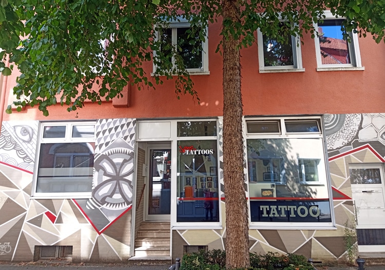 In dem ehemaligen Maskenverleihgeschäft von Frieda Höchster an der Lohstraße befindet sich heute ein Tattoo Studio. Foto: OR