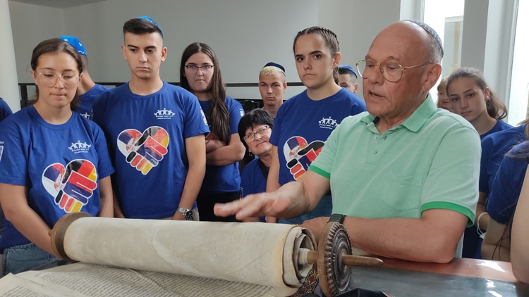 Foto 1) Empfang der serbischen Jugendlichen vom Vorsitzenden der jüdischen Gemeinde Michael Grünberg 