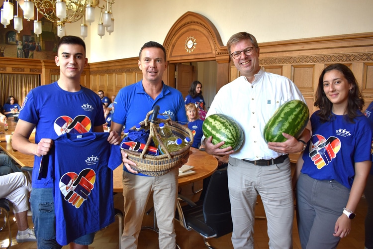 Serbische Jugendliche überreichen gemeinsam mit dem Vereinsvorsitzenden Dr. Zeljko Dragic Melonen und Sonnenblumenöl an den SG-Bürgermeister von Bersenbrück, Michael Wernke.