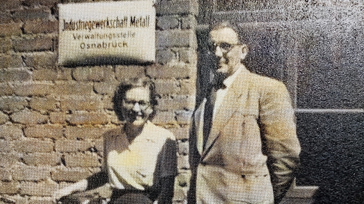 Lenz mit seiner Mitarbeiterin Inge Heinsmann vor der IGM-Baracke am Neuen Graben anno 1947. Foto: IG Metall