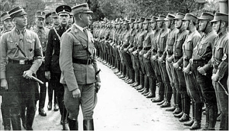 Ab 1933 bestimmen allein die Osnabrücker Nationalsozialisten, was erlaubt oder verboten ist. Im Bild: Erwin Kolkmeyer (schwarze Uniform) bei einer Parade der SA, Datum unbekannt. Medienzentrum Osnabrück, Sammlung Ordelheide