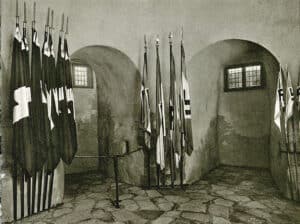 Fahnenhalle-im-Hitlerhaus-Osnabrueck-1937-oto-Rudolf-Lichtenberg. Foto: MQ4