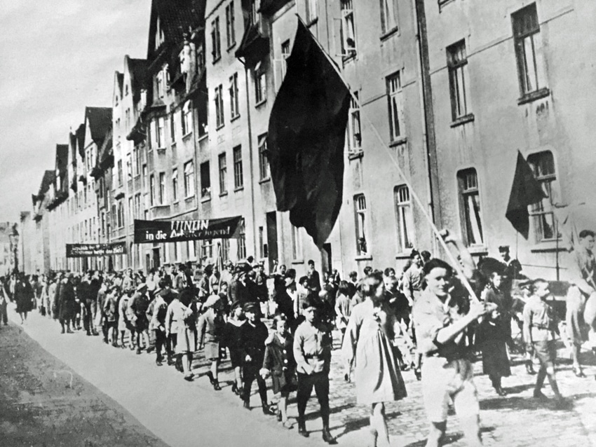 Jusos, SAJ, Rote Falken und Kinderfreunde auf der Demo zum 1. Mai 1931 in der Wörthstraße. Foto: Archiv Heiko Schulze