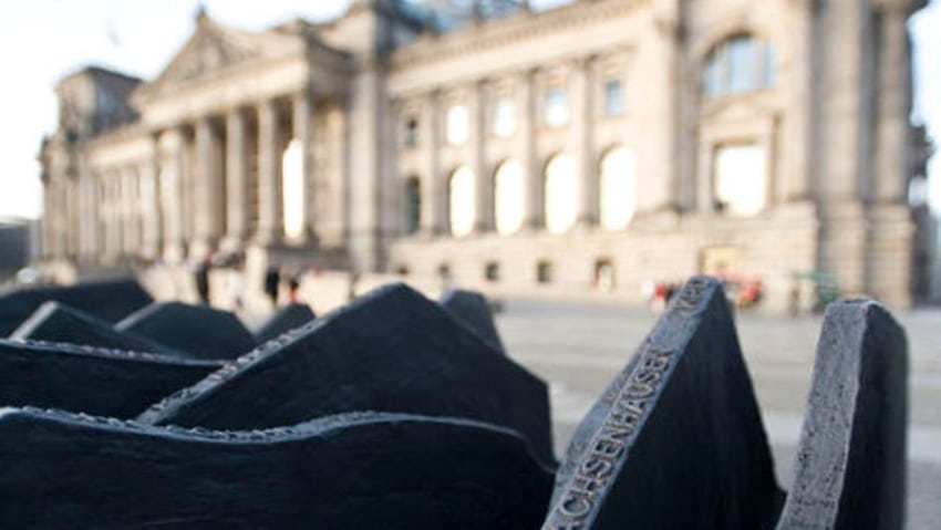 Mahnmal vor dem Berliner Reichstag: Eine der Tafeln ist Tempel gewidmet. Foto: Deutscher Bundestag