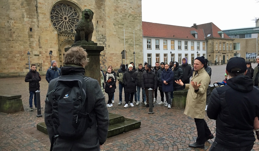 Jörn Drees klärt das Publikum über den Löwenpudel und die gleichnamige Trophäe auf - Foto: Osnabrücker Rundschau