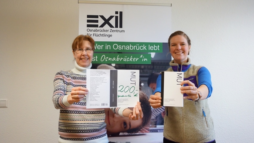 Spendenübergabe Osnabrücker Exilverein / Autorinnen und Autoren Osnabrück aus Verkauf Anthologie