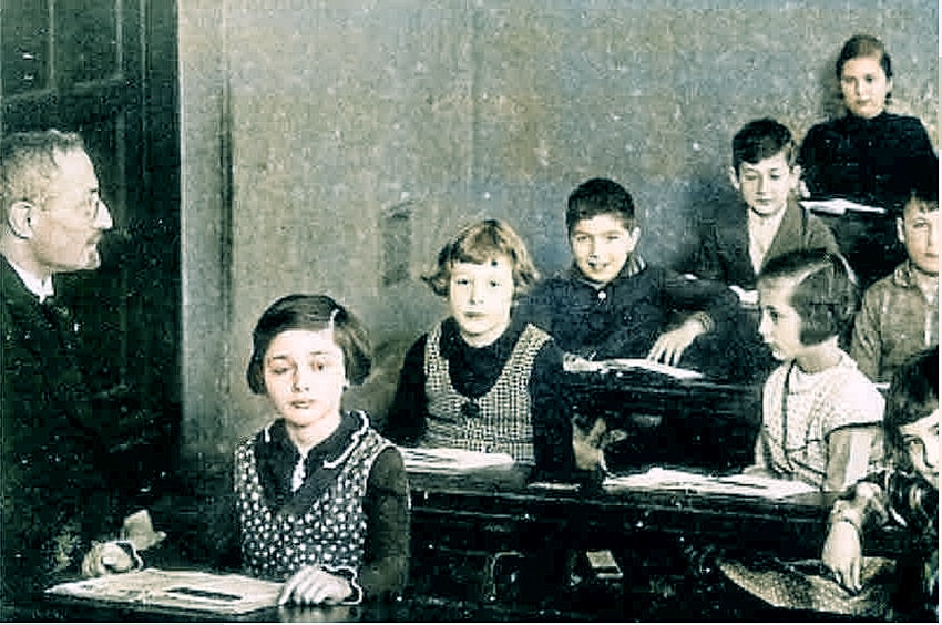 Trepp in der Schulklasse der Israelitischen Elementarschule 1934. Das zweite Mädchen von links ist Steffi Löwenstein (Archiv Martina Sellmeyer)