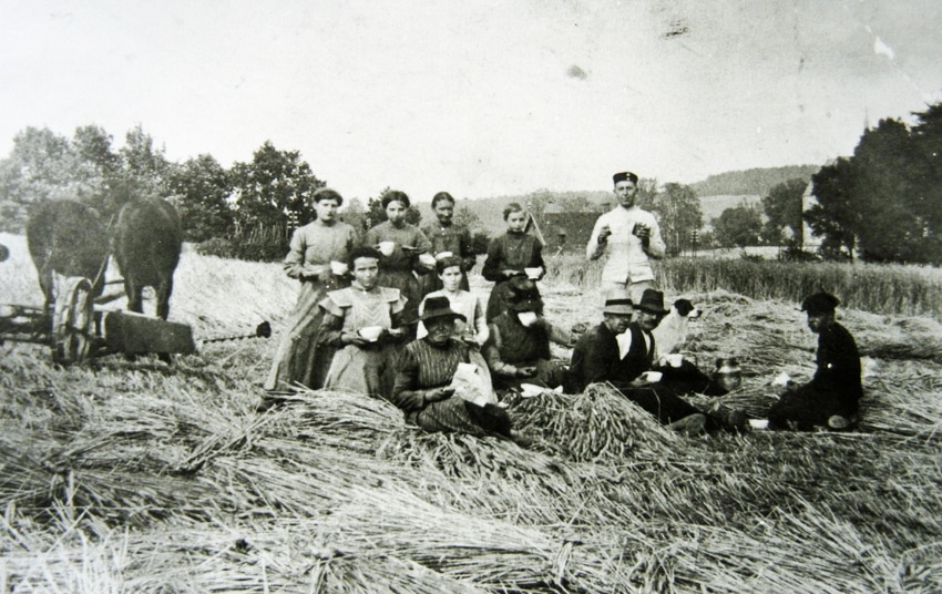 Titelbild: Heinrich Tiemann, 1915, hier: Familie Tiemann in Oesede Archiv Martina Sellmeyer