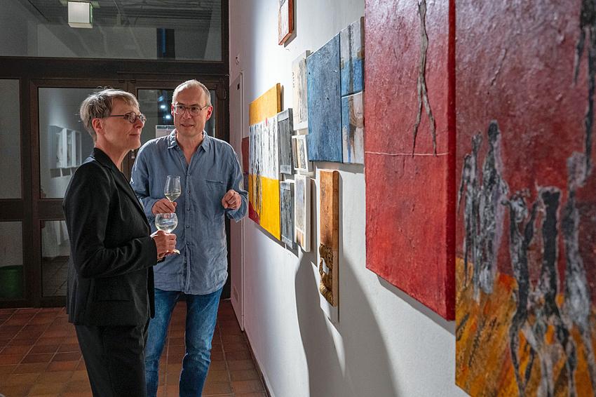 links im Foto: Afra Creutz, stellvertretende Vorsitzende Freunde der Kunsthalle Osnabrück e.V. rechts im Foto: Gerrit Schäfer, Sohn von Hiltrud Schäfer und einer der Kurator:innen der Ausstellung - Foto: Angela von Brill