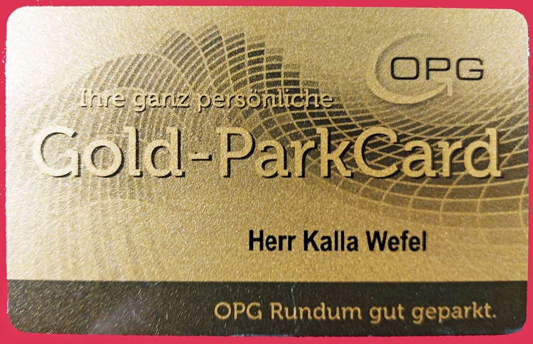 Pure Dekadenz: Kalla Wefels "Gold ParkCard" auf rotem Samt ... widerlich