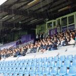Begeisterte Jura-Studierende verfolgen die Vorlesung im Stadion.