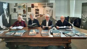 Buch-Autor*innen von links nach rechts: Martina Sellmeyer, Heiko Schulze, Hartmut Böhm und Dieter Przygode. Aufgenommen am Schreibtisch von Remarque. Foto: Thomas Brakmann