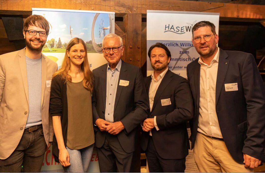 V.l.n.r Sören Hage (Moderator), Anne Kura (Bündnis 90/die Grünen), Hans-Gert Pöttering (ehemaliger Präsident des Europäischen Parlaments), Björn Spiegel (Vizepräsident des Bundesverbands Windenergie) und Gerhard Hinnah (Initiative Hasewind). Alle Fotos: OR