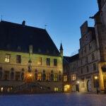 Das Rathaus und seine Umgebung in der blauen Stunde.