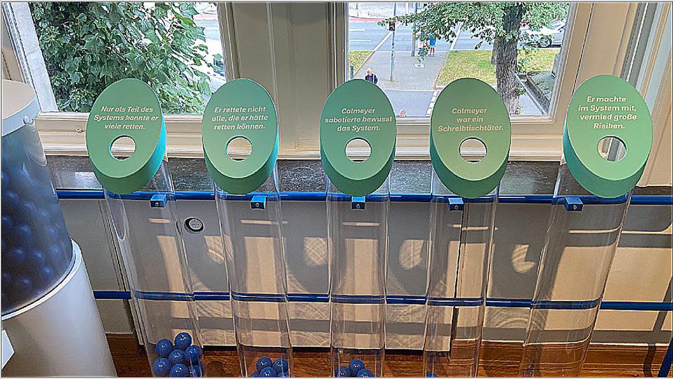 Impression aus der aktuellen Villa-Ausstellung. Ein spielerisches Votum fördert die Meinungsbildung.
