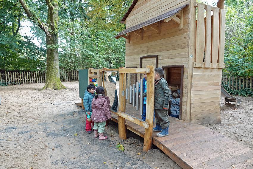 Eine Motorikwand mit Tafel, Spiegel und Musikelementen lädt Kinder jeden Alters, mit und ohne Behinderung ein zum gemeinsamen Spiel.  Bildquelle: Zoo Osnabrück (Rico Rosenau)