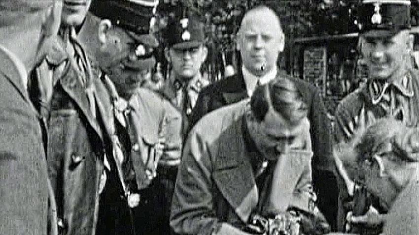 Ideologie besitzt auch in der Provinz ihre Propagandisten: NSDAP-Gefolgsmann Eduard Petersilie, hier hinter Hitler stehend, anno 1932 als stolzer Gastgeber seines "Führers".