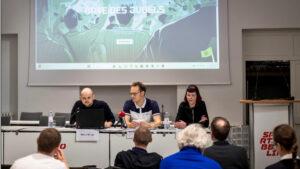 Vorstellung der interaktiven Website durch die Projektmitarbeitenden auf der Pressekonferenz in Berlin. V.l.n.r.: Julian Krings, Bastian Satthoff, Tina Schröter.Foto: Andrea Vollmer