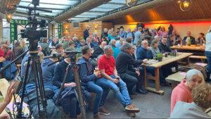 Viele Diskussionen im Wintergarten - auch vor und nach der Veranstaltung. Foto: OR