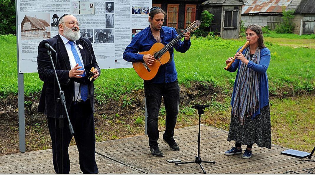 Baruch Chauskin (Gesang), Bobby Rootveld (Gitarre) & Sanna van Elst (Blockflöte) bei einem Beuch in Višķi