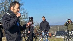 Hannes Wender, Scientists for Future, brachte am Ausblickspunkt der angedachten A33-Trasse wissenschaftliche Bedenken vor. Zentrale These: In Deutschland muss der Schadstoffausstoß reduziert - und nicht durch Autobahnbau erhöht werden. Foto: HS/OR