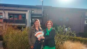 Ricarda Schade und Anette Herlitzius mit dem Flyer der Digital-Treffs