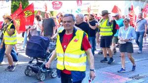 Mit Kind, Kegel - und Alt-Gewerkschafter Dieter Hölscher. Foto: Heiko Schulze