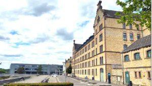 Alt und jung harmonieren; Im Hintergrund das moderne Hauptgebäude. Foto: OR