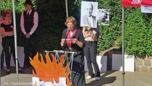 Karin Jabs-Kiesler, ehemalige Bürgermeisterin und aktive OMA FEGEN RECHTS, machte das Publikum mit der sozialistischen Autorin Anna Siemsen vertraut, deren Grab sich auf dem Osnabrücker Hasefriedhof befindet. Foto: Pascal Grötemeyer/OR