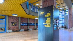 Für das Leitsystem im Paul-Spiegel-Berufskolleg in Warendorf erhielt Kuhl|Frenzel im vergangenen Jahr einen iF Design Award (© Hermann Pentermann).