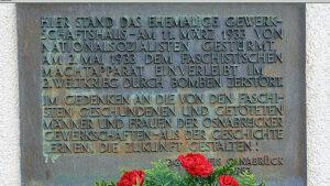 Die Mahntafel am heutigen Gebäude Kollegienwall 14. Aktuell musste sie leider für eine kurze Zeit baustellenbedingt entfernt werden.