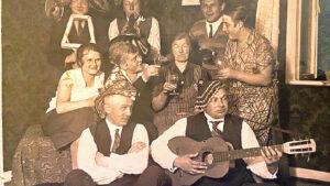 Als die Welt anno 1926 noch in Ordnung schien und städtische Musiker der "Roten Kapelle" es sich noch leisten konnten, nach Feierabend mit weiteren Familienmitgliedern Spaß zu haben. Foto: Archiv Heiko Schulze