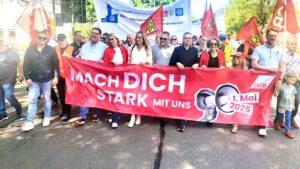 Die Demo - kurz vor dem Eintreffen am August-Bebel-Platz. Rechts: Tiemo Wölken MdEP. Foto: Grötemeyer