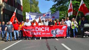 Die Spitze des Zuges. Mit dabei (rechts neben dem IGM-Bevollmächtigten Stephan Soldanski): OB Katharina Pötter und Landrätin Anna Kebschull.