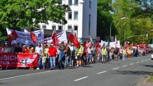 Kurz vor dem Wiedereintreffen auf dem August-Bebel-Platz war der Zug auf rund 1.100 Teilnehmende angewachsen. Foto: Toni Theilheimer