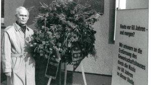 Walter Haas (1920-1996), langjähriger Vorsitzender der SPD-Ratsfraktion und früherer Landtags-Vizepräsident, gedenkt 1993 an der Mahntafel. Zugleich ehrt er dadurch seinen 1933 nach NS-Misshandlungen verstorbenen Vater Gustav Haas.
