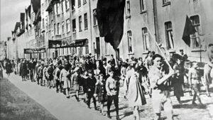 Demo-Block von Falken und Sozialistischer Arbeiterjugend auf der Mai-Demo anno 1931 auf der Wörthstraße