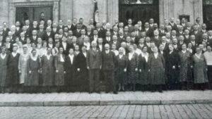 Foto oben_ Wagen des Konsum- und Sparvereins. Foto unten: Osnabrücker Volkschor vor dem Theater, 1932.