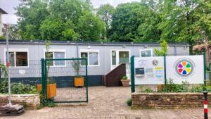 Die Friedensschule: inhaltlich professionell und ambitioniert, baulich noch ein Provisorium. Foto: Pascal Grötemeyer/OR