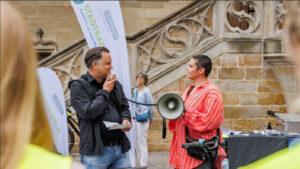 Nadine Fels im Gespräch mit dem Stadtbaurat Thimo Weitemeier. Foto: HelpAge