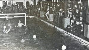 Foto oben: Osnabrücker Arbeitersportler bei einem gemeinsamen Treffen in Bramsche um 1930. Foto unten: Wasserballspiel unter den Freien Schwimmern des Arbeitersports im Pottgrabenbad.