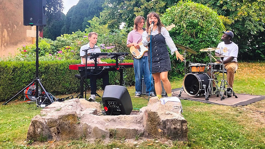 Lyn - Bee sorgten für die musikalische Untermalung der Feierlichkeiten zu Cilli-Maria Kroneck-Salis' 102. Geburtstag in Bad Iburg. Foto: Grötemeyer/OR